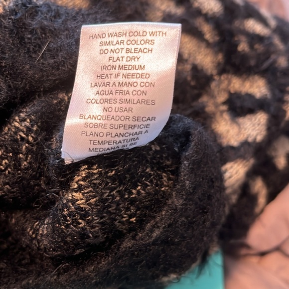 Gently used medium Joseph A sweater - Picture 5 of 5